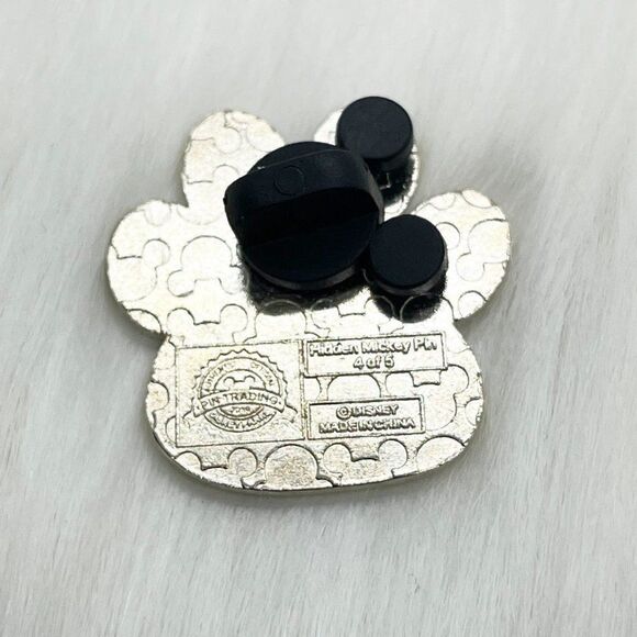 🔮 5/$25 Disney The Lion King Pumbaa Paw Pin - Picture 3 of 3